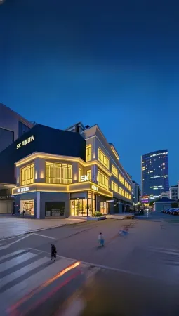 SKjianshejiudiansongjiangdaxuechengdongmingguangchangdian Отели рядом с достопримечательностью «Zuibaichi Park»