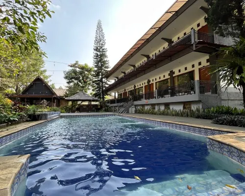 Santa Monica Resort Hotels in Caringin