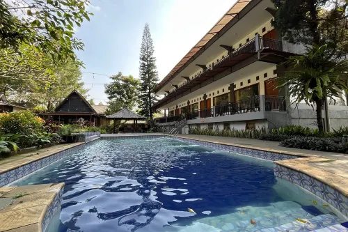 Santa Monica Resort Hotels in Caringin