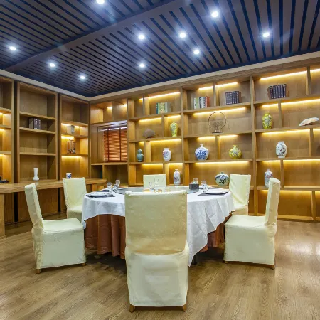 Yunhe Jingdian Hotel (Yangzhou Slender West Lake Dongguan Street Branch)