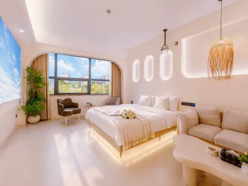 Moment Manyun Audio-Visual Hotel (Hanzhong High-Speed Railway Station Central Plaza) - 2-Star