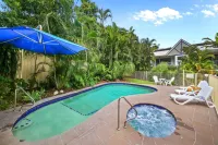 Chez Noosa Holiday Apartments - Swimmingpools