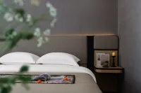 Lijiang Old Town Man Island Coffee & Stay (Free Coffee &tea，Self-service Laundry &Drying)