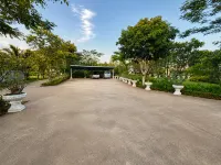 Banana Village Resort - parking