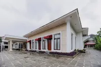 RedDoorz Premium Near Stasiun Lenteng Agung -  อินน์