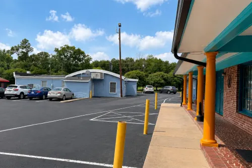 Imperial Motel Near Marion HWY 76 - parking