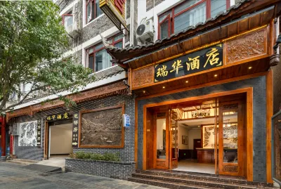 Ruihua Hotel (Zhenjiangge Branch, Zhenyuan Ancient Town) Отели рядом с достопримечательностью «Хорошего моста»