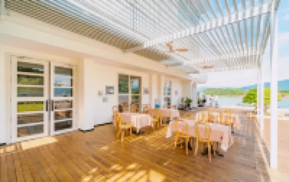 The mountain and the water embrace the Pleasant Bay Homestay