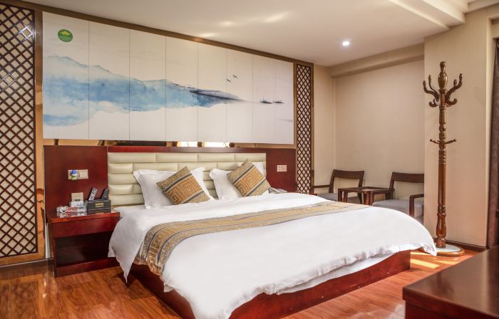 Lvchun Green East Business Hotel