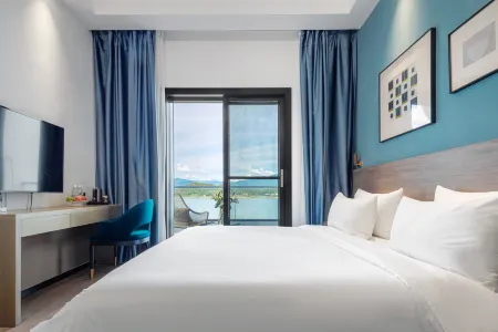 The mountain and the water embrace the Pleasant Bay Homestay Отели в г. Цзысин