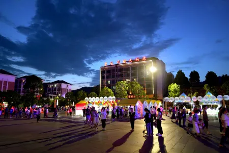 Jinglong International Hotel Отели рядом с достопримечательностью «Red Army Slogan Museum»