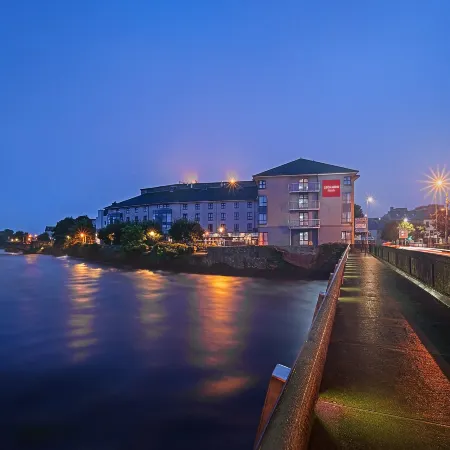 Leonardo Hotel Galway Отели рядом с достопримечательностью «Испанская арка»