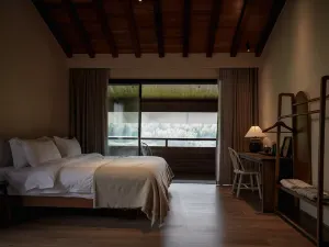 The village head Fang Ruogu mountain house