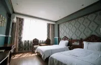 CLOUDS Hotel (Luoping Margaret)