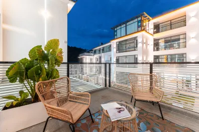 Floral Hotel·Luanchuan Guanshan Moon Homestay (Laojunshan Zhongling Cableway Store) Отели в г. Лоян