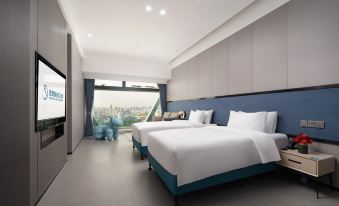 The modern bedroom features double beds and large windows that offer a view of the pool area at Yutai Hotel Apartment (Dongmen Pedestrian Street Luohu Port Branch)