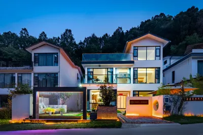 Floral Hotel· Fengxutai Hot Spring Homestay (Laojunshan Yunjing Cableway Branch) Отели в г. Лоян