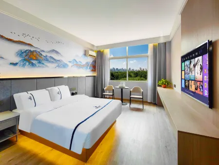 Manzhou International Hotel (Jiajiang Passenger Transport Center) Отели рядом с достопримечательностью «Dongfeng Weir-Qianfo Rock»