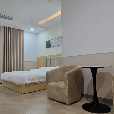 Lixin Huatian Theme Hotel