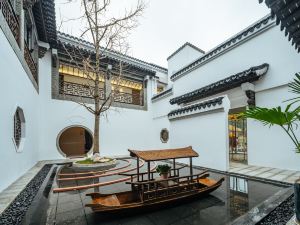 Floral Luxury Niushou Yinlan B&B (Nanjing Niushou West Gate Jinling Town Branch)