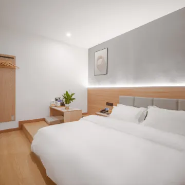 Leman Hotel (Leshan Zhanggong Bridge Gourmet Street)