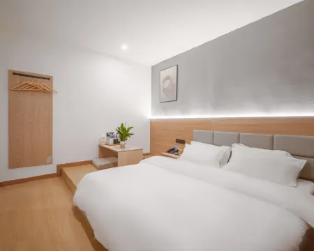 Leman Hotel (Leshan Zhanggong Bridge Gourmet Street) Hotels in Leshan