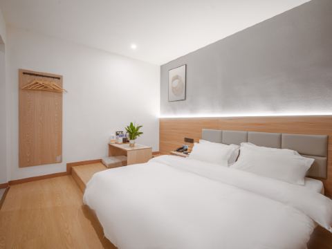 Leman Hotel (Leshan Zhanggong Bridge Gourmet Street)