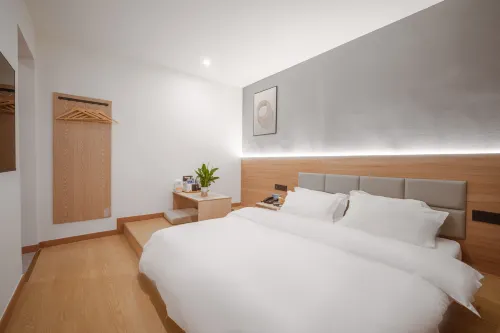 Leman Hotel (Leshan Zhanggong Bridge Gourmet Street)