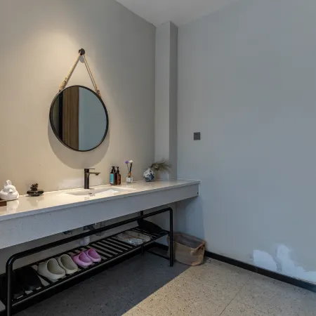 Shaojian Banshushe B&B (Lujiang Tangchi Hot Spring Resort)