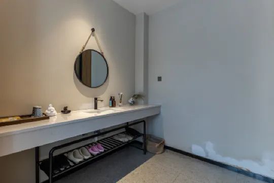 Shaojian Banshushe B&B (Lujiang Tangchi Hot Spring Resort)