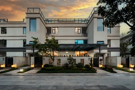 Rongyue Garden Hot Spring Homestay (Wenxing Tower Branch) Отели рядом с достопримечательностью «Beihai Wetland»