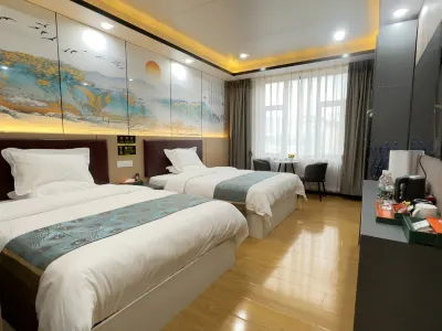 Purang Jinmantang Holiday Hotel Hotels near Hanging Temple