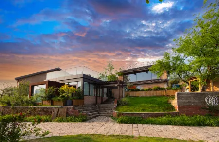 Yueyang KING RESORT (Dongting Lake China Panda Garden) Отели рядом с достопримечательностью «Bianhe Street»