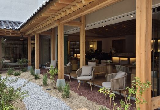 한옥호텔 담 내부 공간