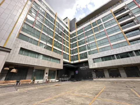 Bizotel Premier Hotel & Residence Отели рядом с достопримечательностью «Sea Life Bangkok океанариум»