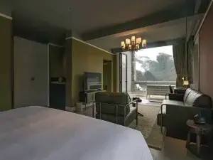 松贊亞丁山居