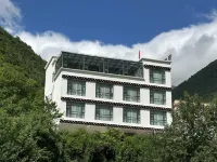 Kangding Qingcheng Mountain Homestay Hotels in Zhonggu Village/Mugecuo