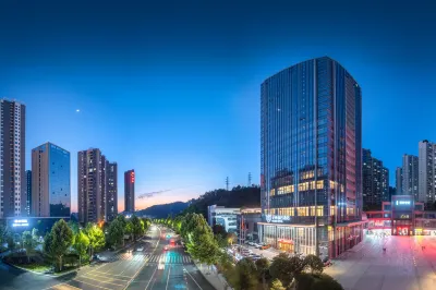 HUAKAI HOLIDAY HOTEL Các khách sạn gần Sân bay Võ Đang Sơn