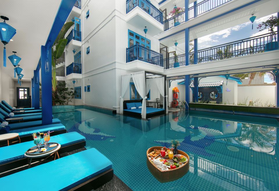 실크 리버 호이안 호텔 & 스파의 조식 또는 수영장