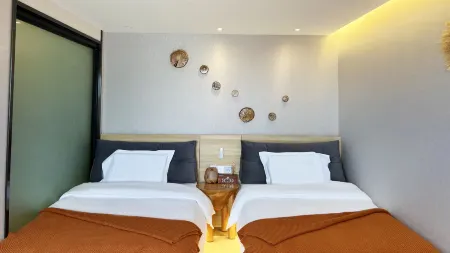 Kanas JunYue Courtyard Homestay Отели рядом с достопримечательностью «Genghis Khan Point Sets»