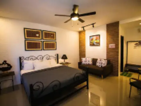 Ilocos Urban Wave Resort Hotel ラワグのホテル