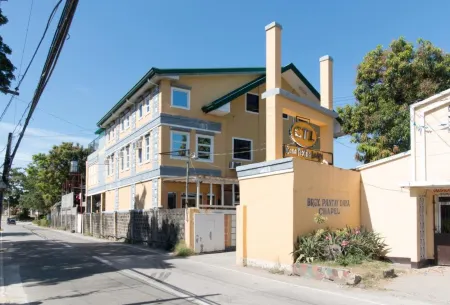 RedDoorz @ Teofila Lodge Отели рядом с достопримечательностью «Hidden Garden»