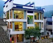 Wuyuan · Lingshangqi Homestay | The Wild Story of Silver Pheasants and Ancient Chinese Firs Hotels near Chapingtan
