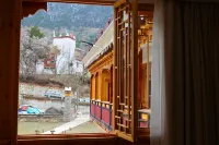 Danba Gehai Courtyard Homestay (Zhonglu Tibetan Village) - Flughafentransfer