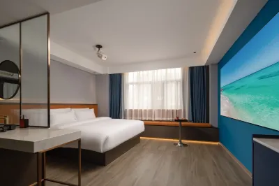 Yijue Lanhai Hotel (Haiyun Plaza) Hotels near Nanwan Monkey Islet