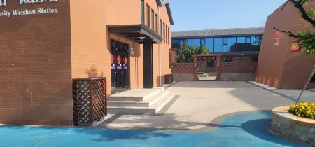 Weishan Island Qingfeng Homestay Отели рядом с достопримечательностью «Tomb of Weizi»