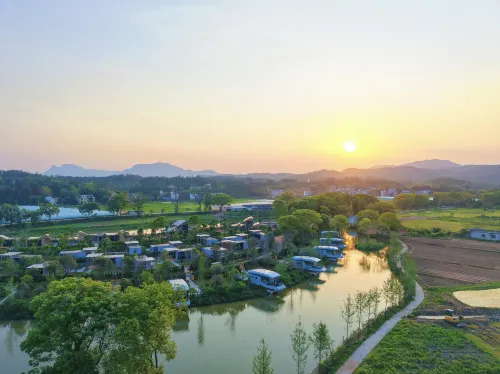 Lanju Jiangtou Pastoral Eco-Resort Hotel di Shangyou