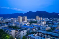 Yuechangan International Holiday Hotel - Bergblick