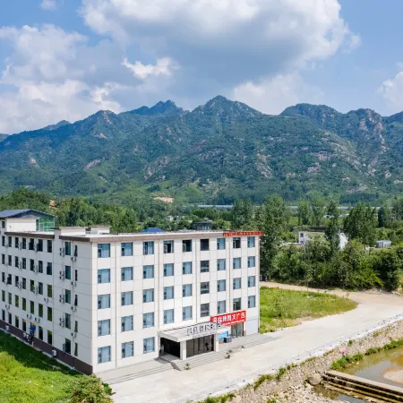 Green Light Residence Hotel (Song County Checun)