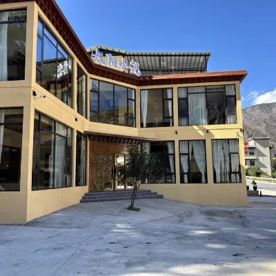 Taiyang Xiaozhu · Life Luxury Scenic Homestay (Benzilan Deqin Viewing Platform) Hotels near The Great Bay of Jinsha River, Meili Snow Mountain National Park